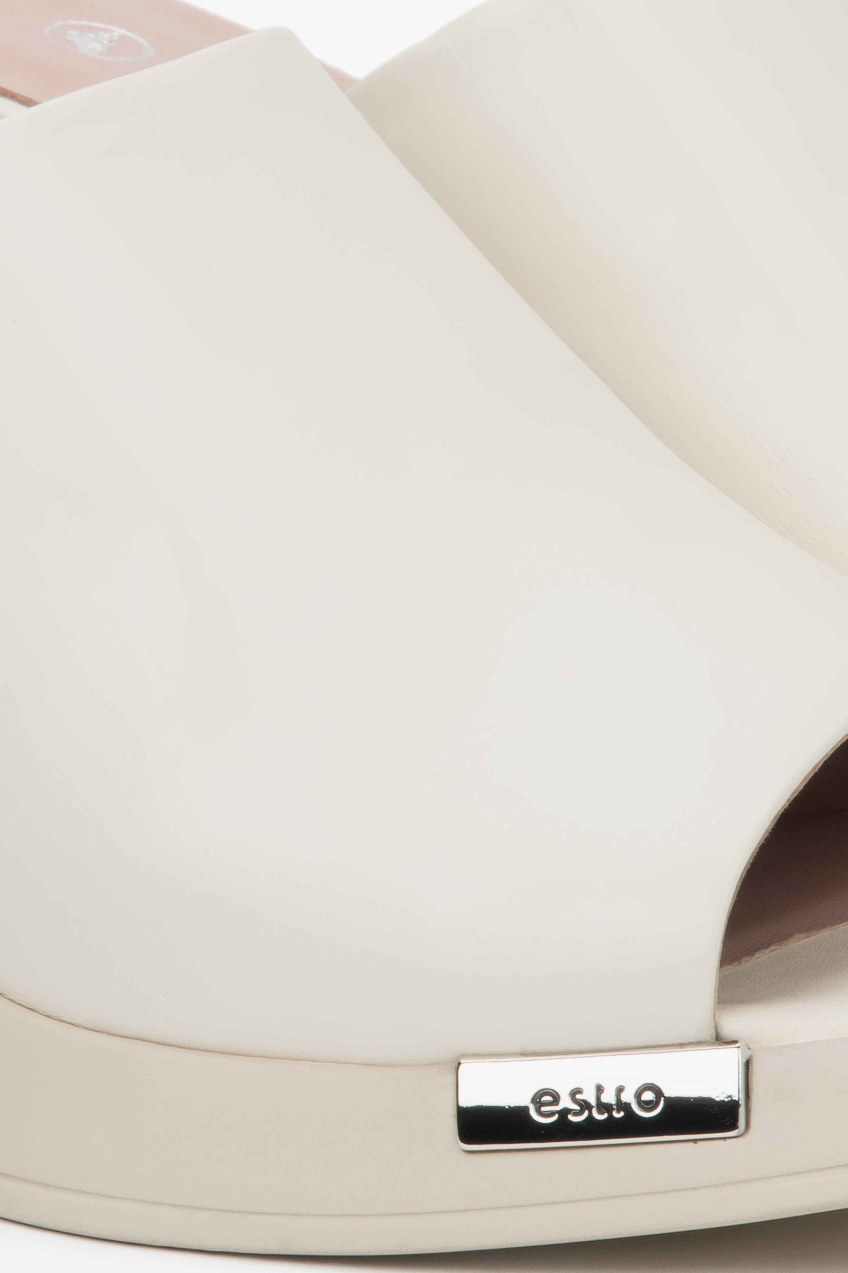 Elegant and comfortable light beige women's sandals by Estro - details.