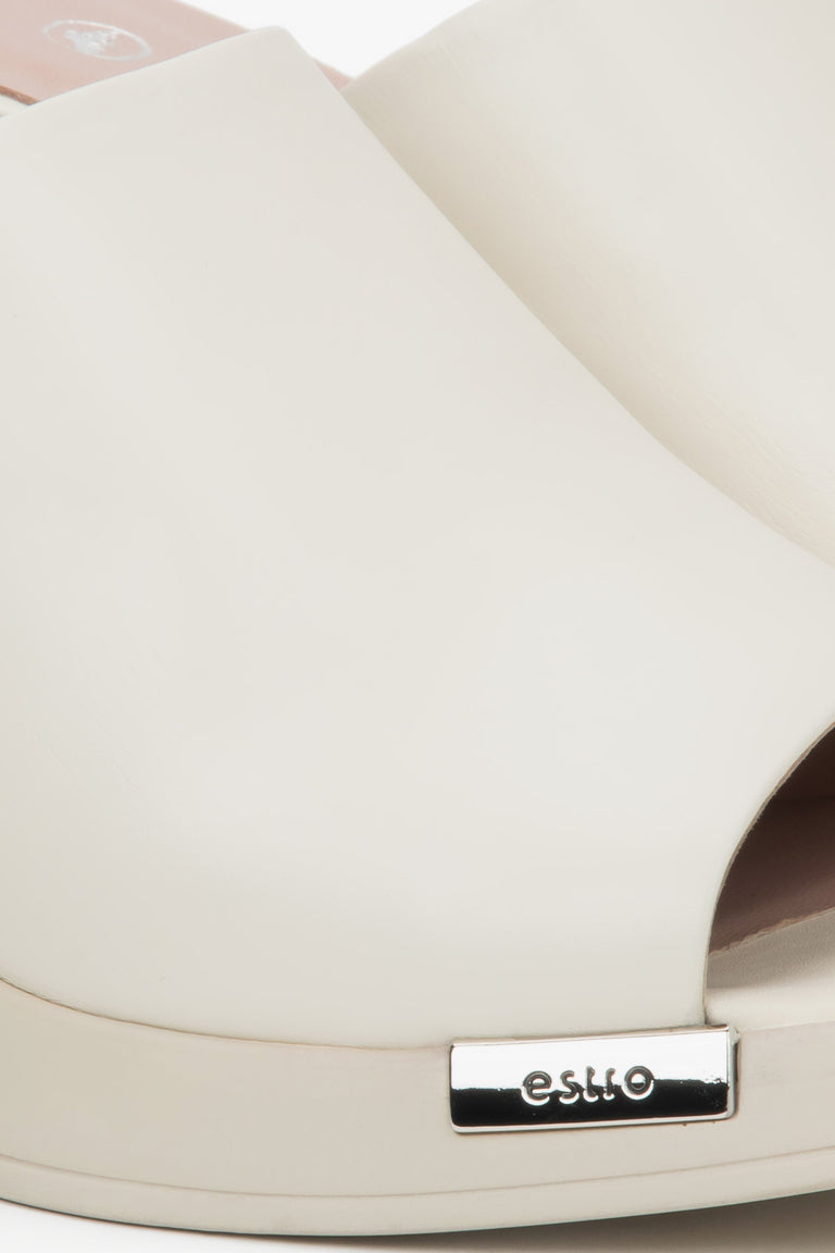 Elegant and comfortable light beige women's sandals by Estro - details.
