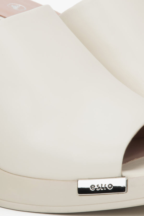 Elegant and comfortable light beige women's sandals by Estro - details.