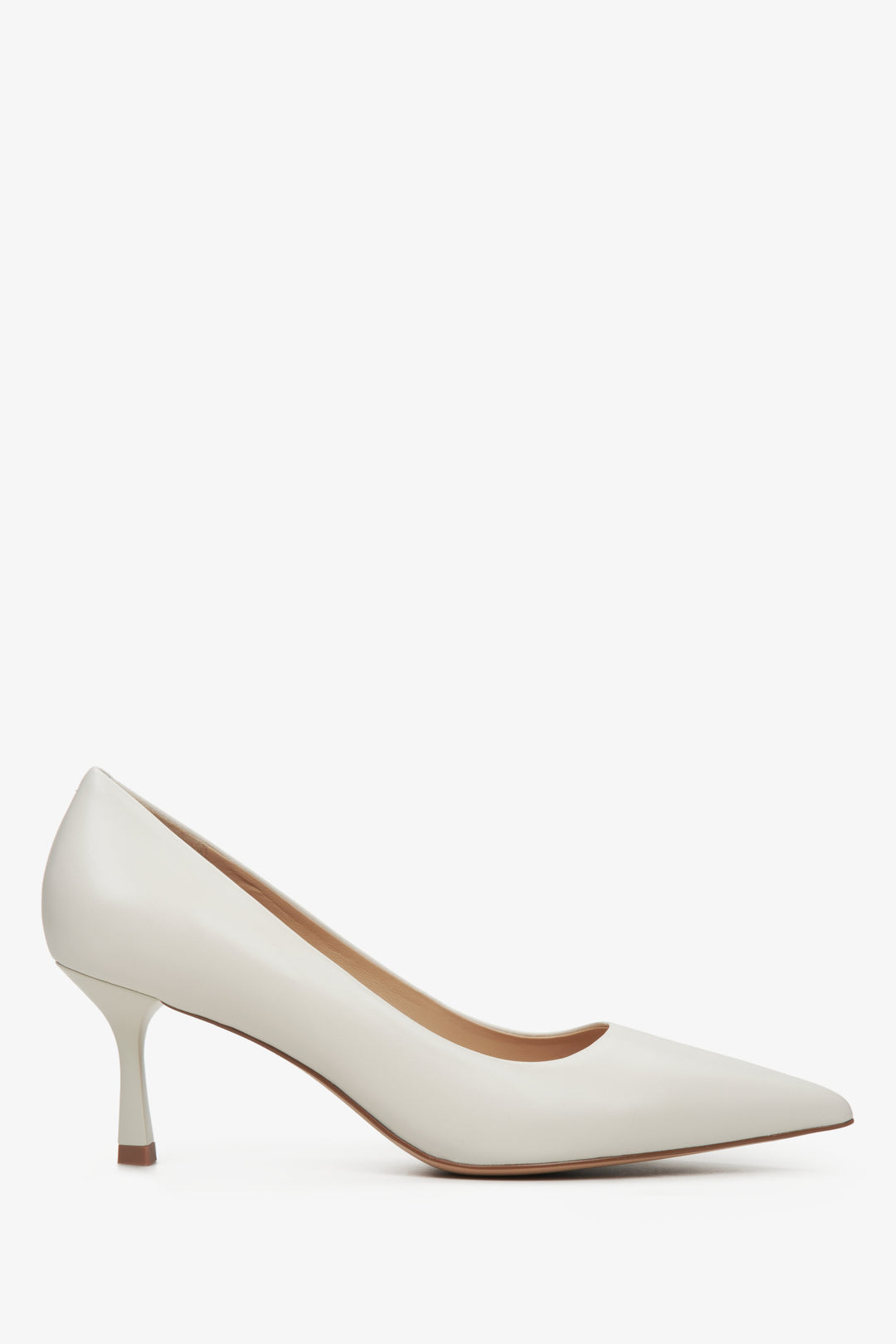 Light beige leather pumps with a low heel by Estro.