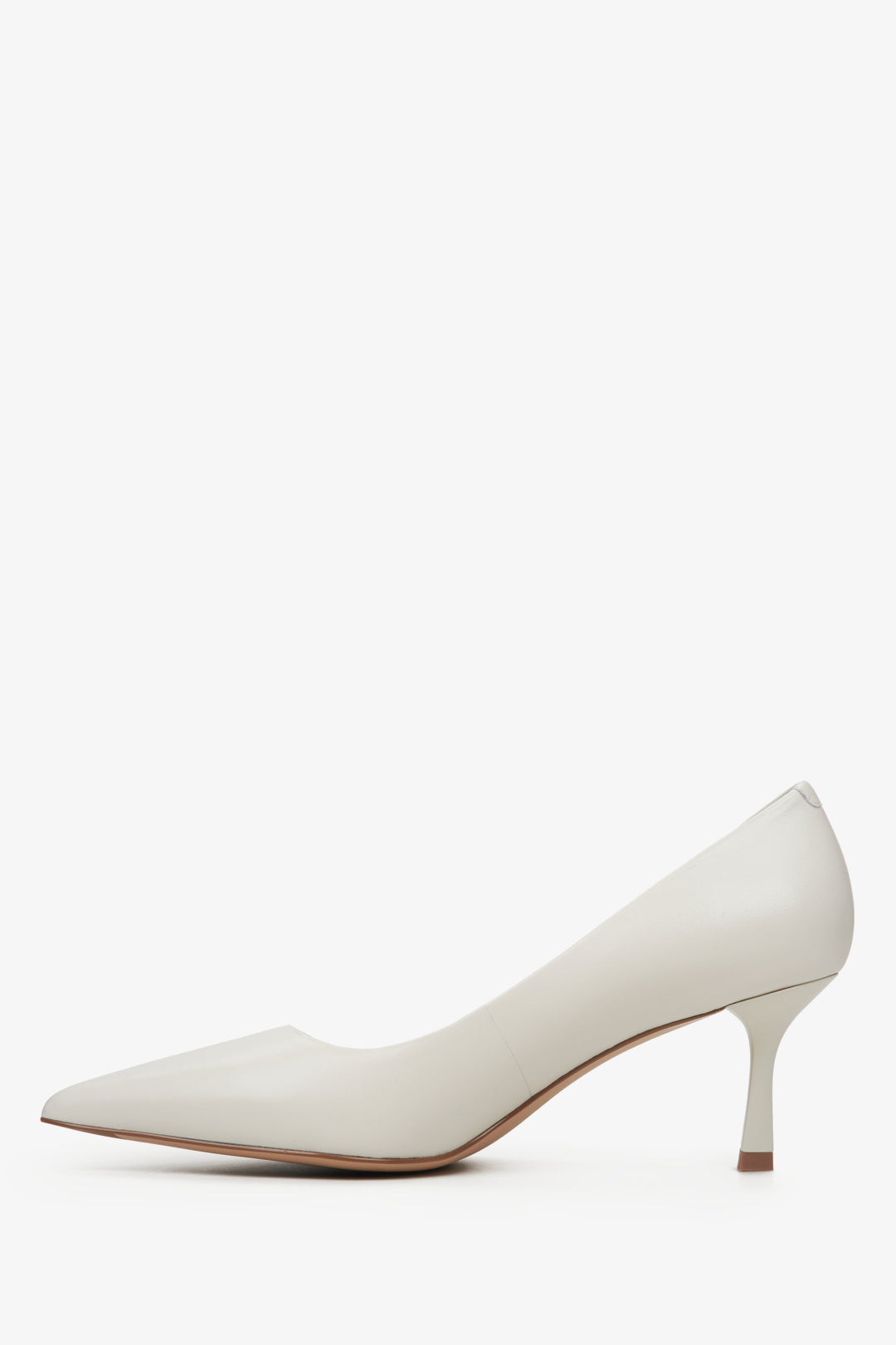 Women's pumps made of natural leather in light beige – side view.