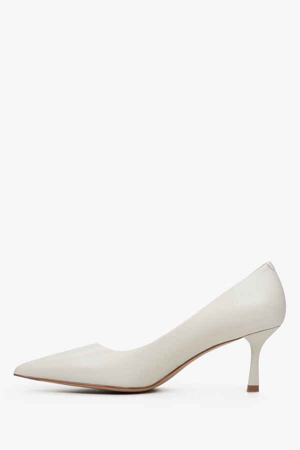 Women's pumps made of natural leather in light beige – side view.