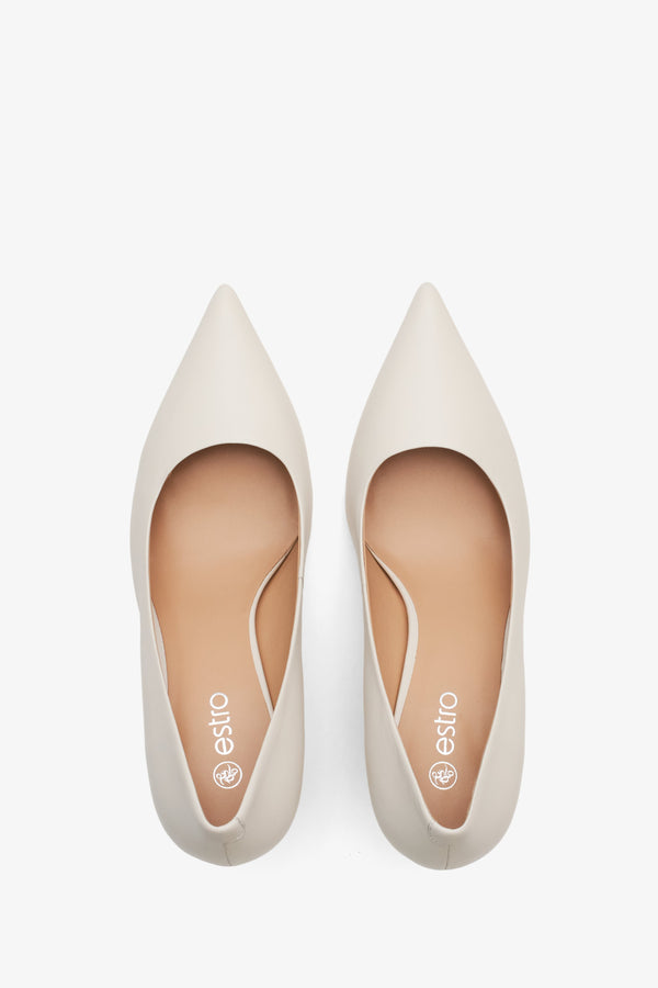 Women's low-heel pumps by Estro, made of natural leather – top view presentation.