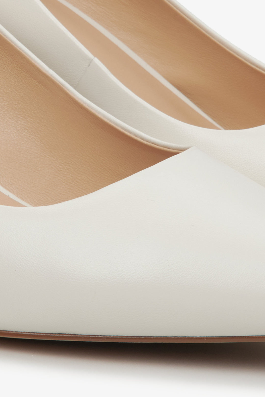 Light beige leather women's pumps by Estro with a low heel – close-up of the details.
