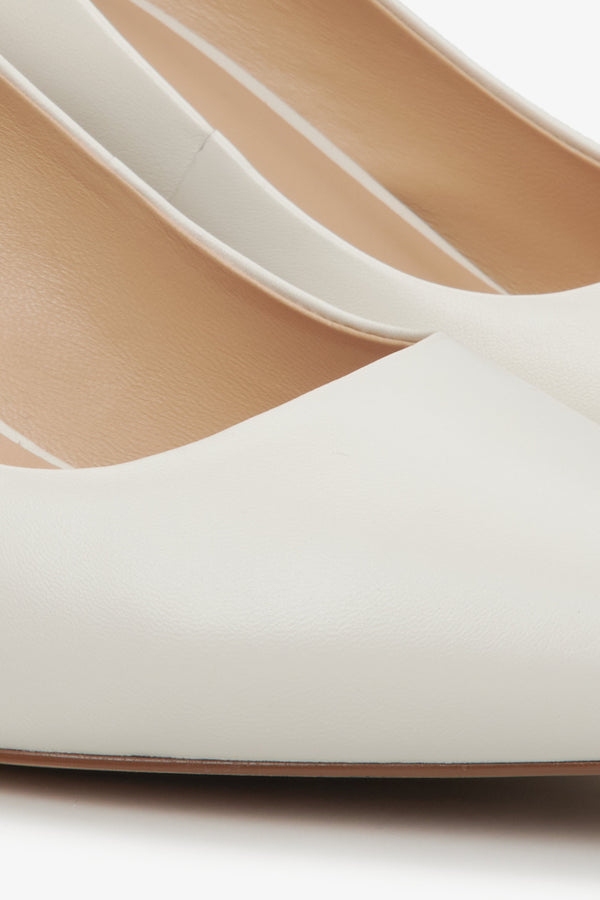 Light beige leather women's pumps by Estro with a low heel – close-up of the details.