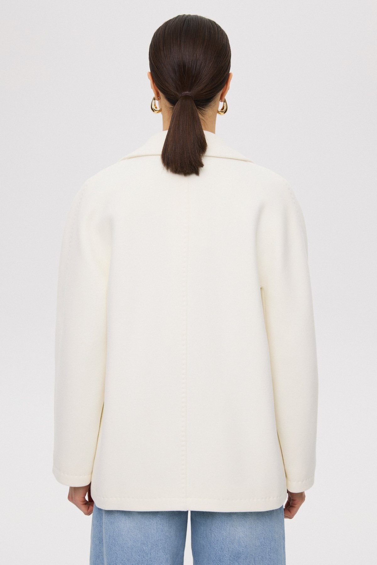 Discover the lightness and warmth of wool in the short, double-breasted women's coat by Estro.