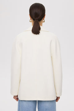 Discover the lightness and warmth of wool in the short, double-breasted women's coat by Estro.