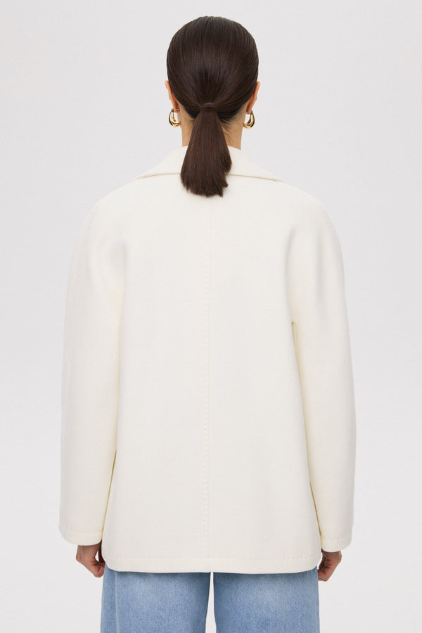 Discover the lightness and warmth of wool in the short, double-breasted women's coat by Estro.