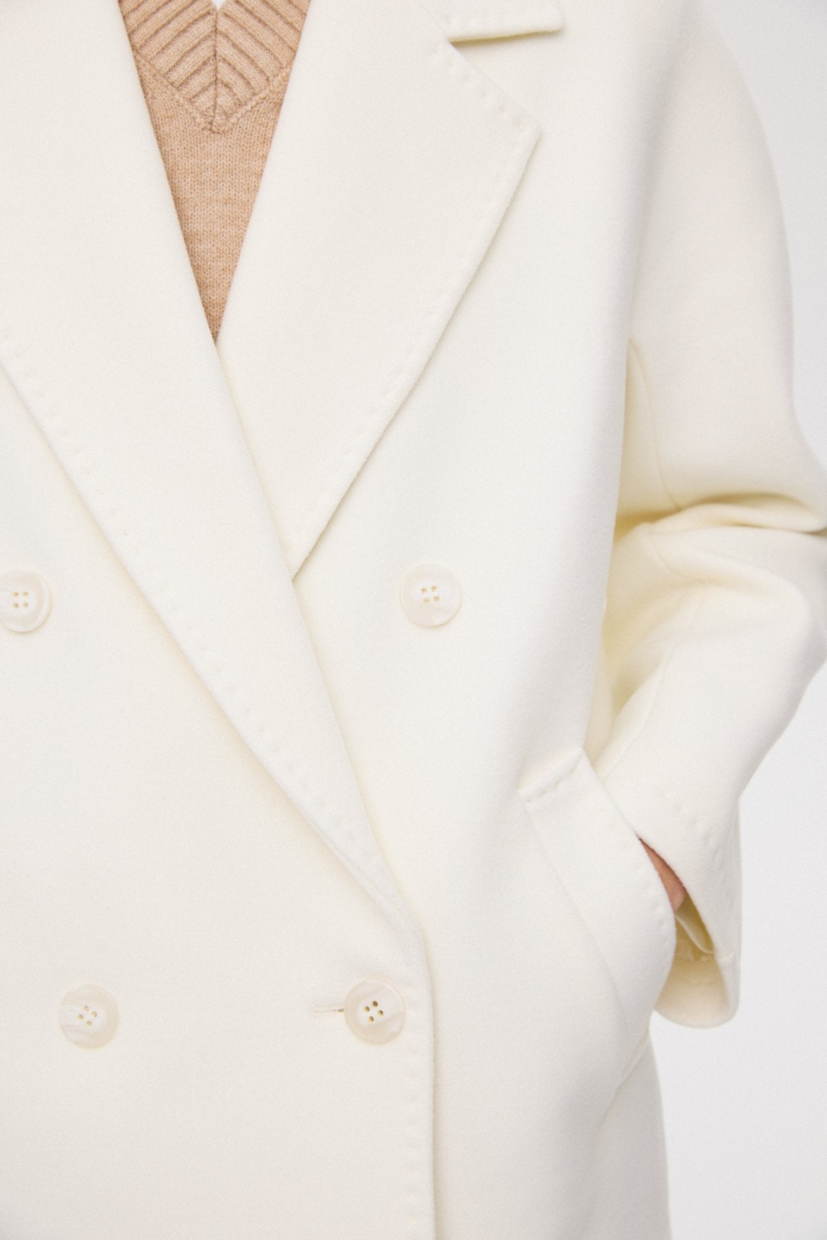 Elegant white wool women's coat with a short, double-breasted cut by Estro - details.