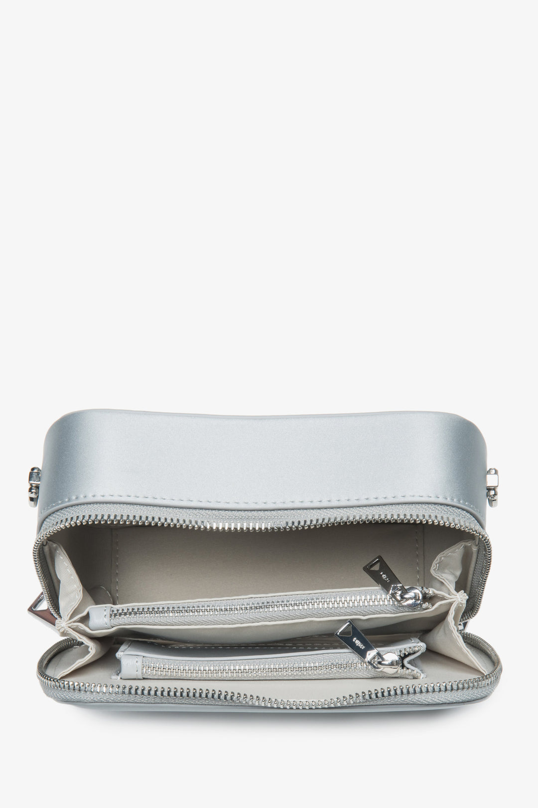 Compact silver women's handbag on a chain by Estro – perfect for evening outings.