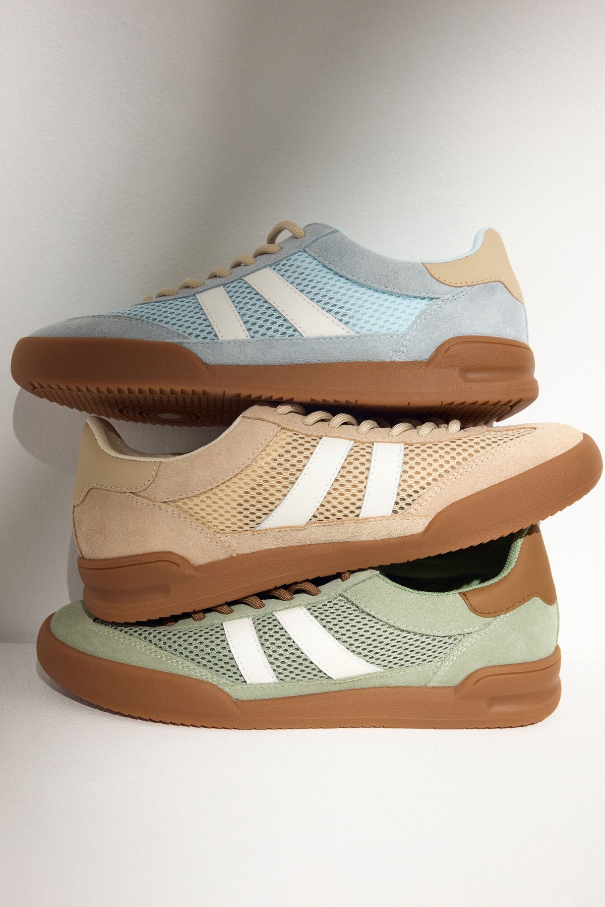 Women's sneakers made of natural velour and breathable mesh – shade comparison.
