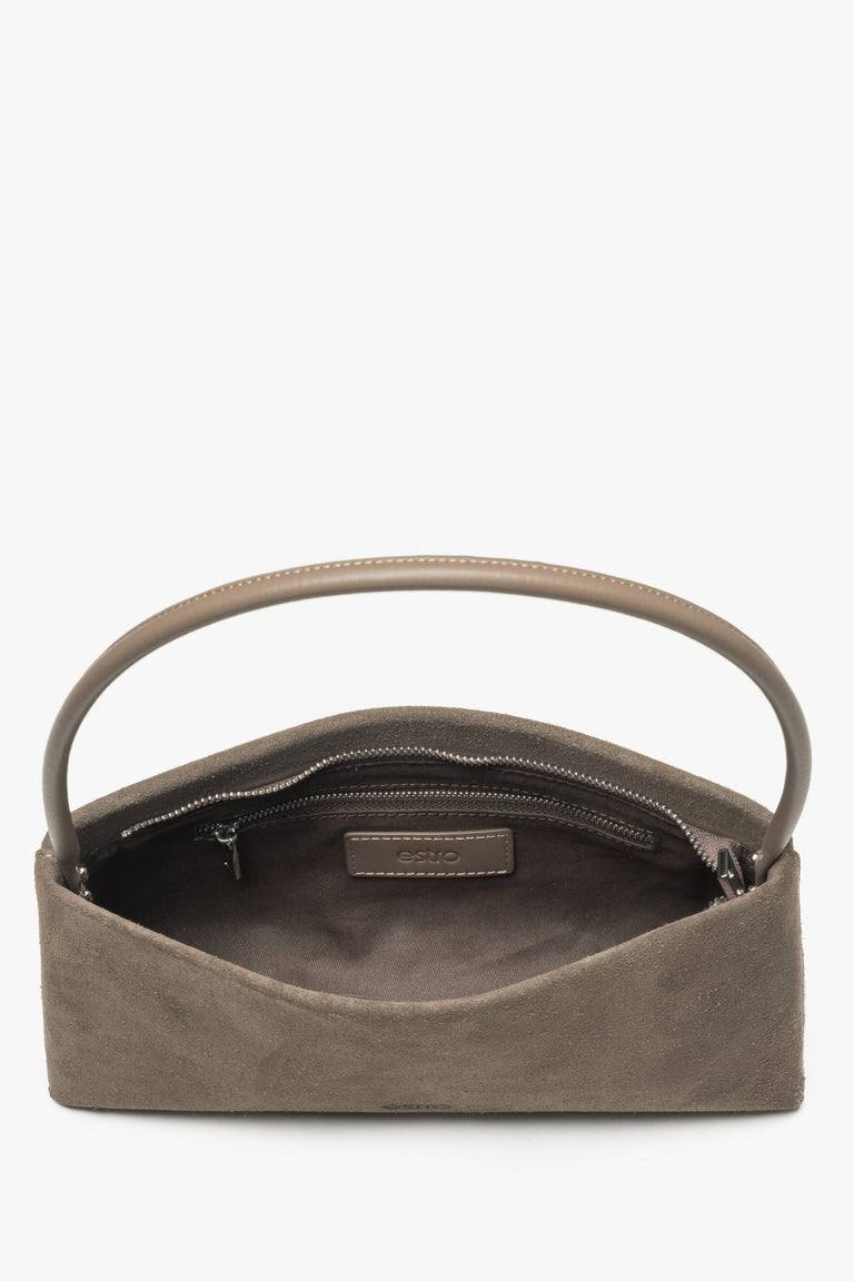 Women's bag by Estro, made of natural velour in a taupe shade, perfect for wearing on the shoulder.