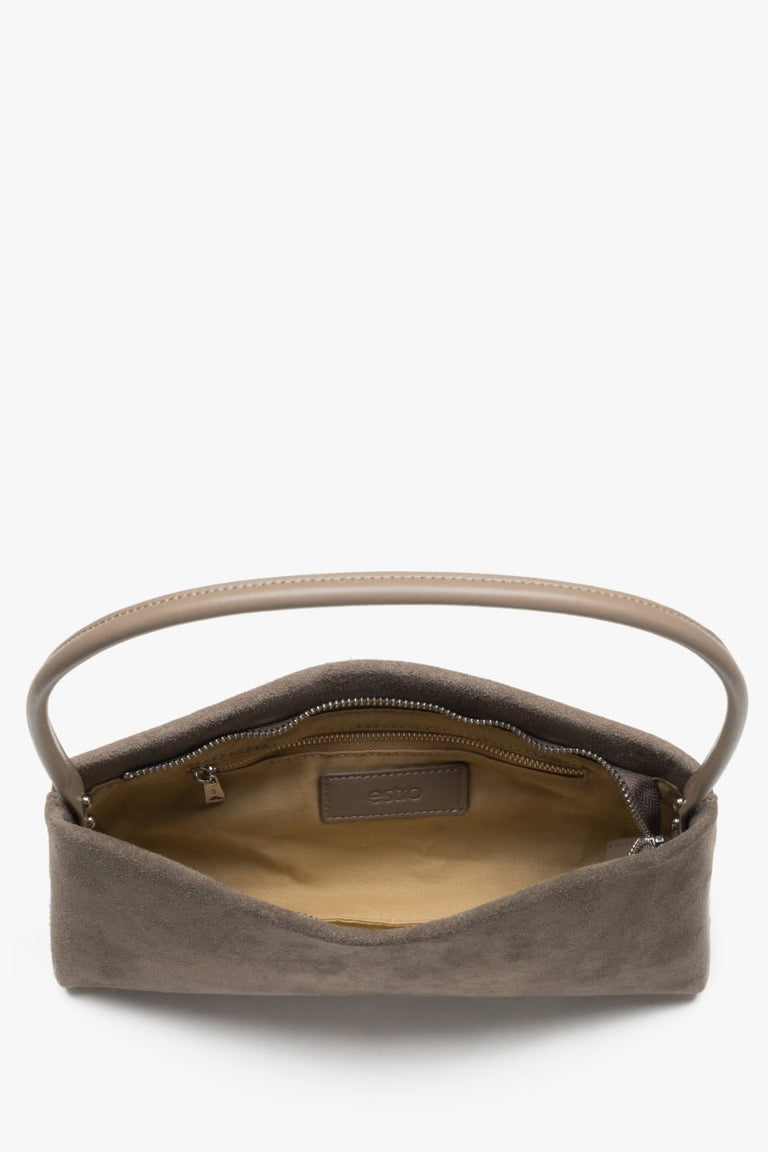 Women's bag by Estro, made of natural velour in a taupe shade, perfect for wearing on the shoulder.