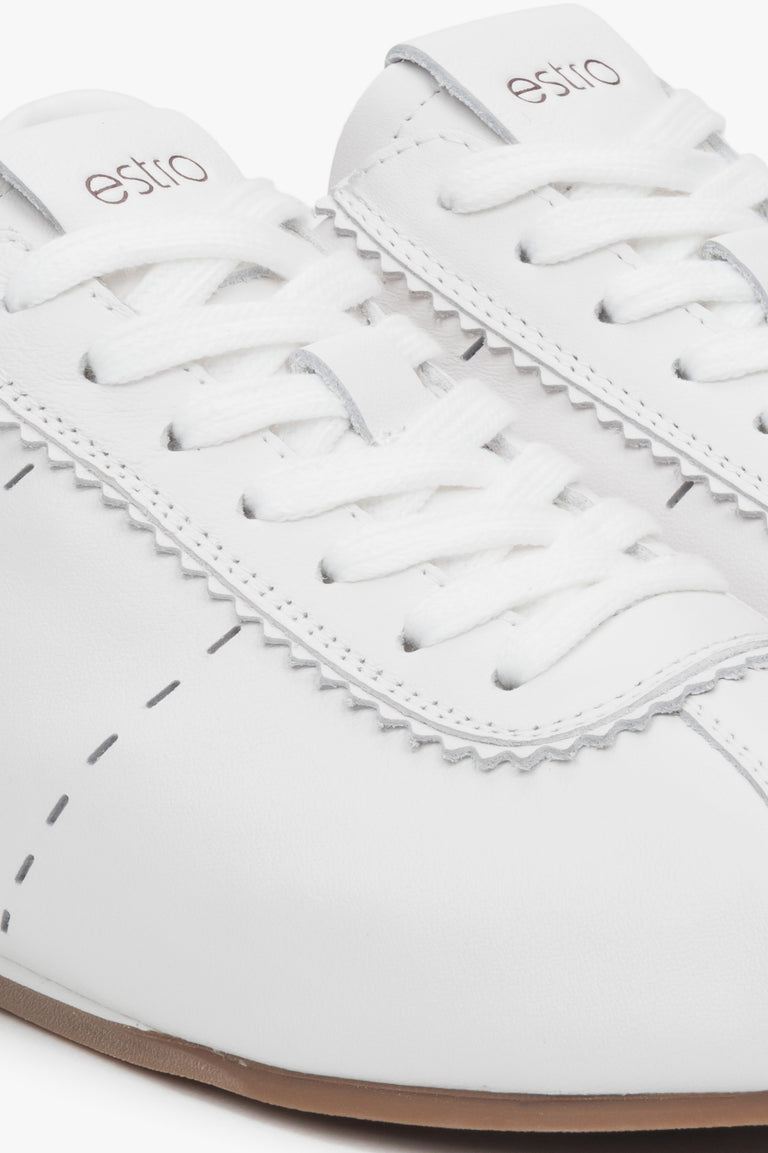 White leather women's sneakers with a low sole by Estro – close-up of the details.
