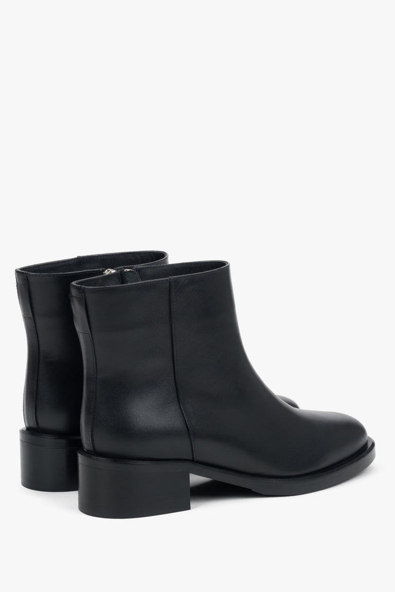 Estro: black leather 2-in-1 ankle and knee-high boots with decorative buckle.
