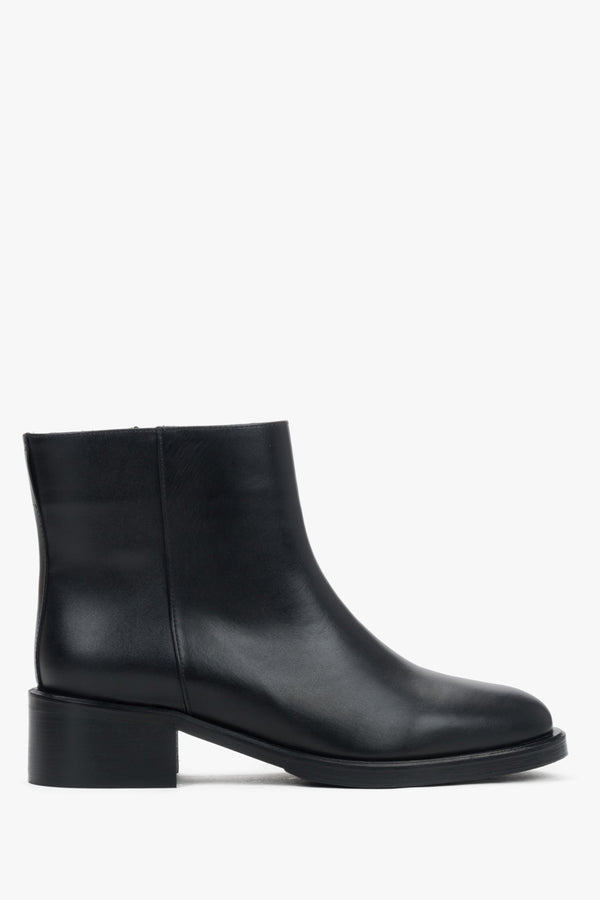 With decorative buckle: black leather 2-in-1 ankle and knee-high boots from Estro.