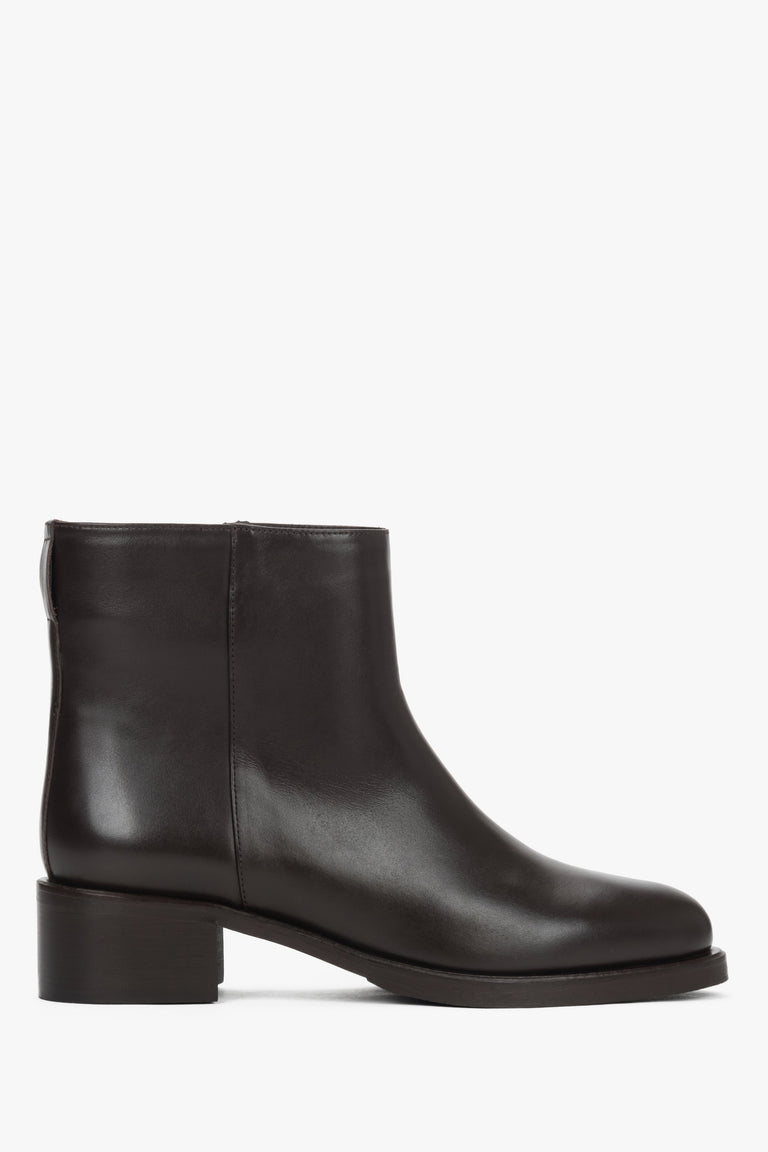 With decorative buckle: dark brown leather 2-in-1 ankle and knee-high boots from Estro.