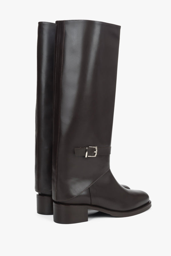 2-in-1: dark brown ankle and knee-high boots Estro in genuine leather with decorative buckle.