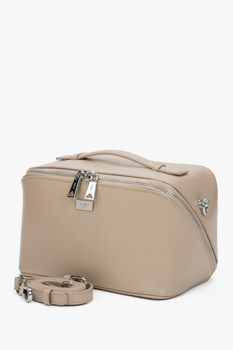 Compact makeup bag for women in beige and grey leather by Estro.