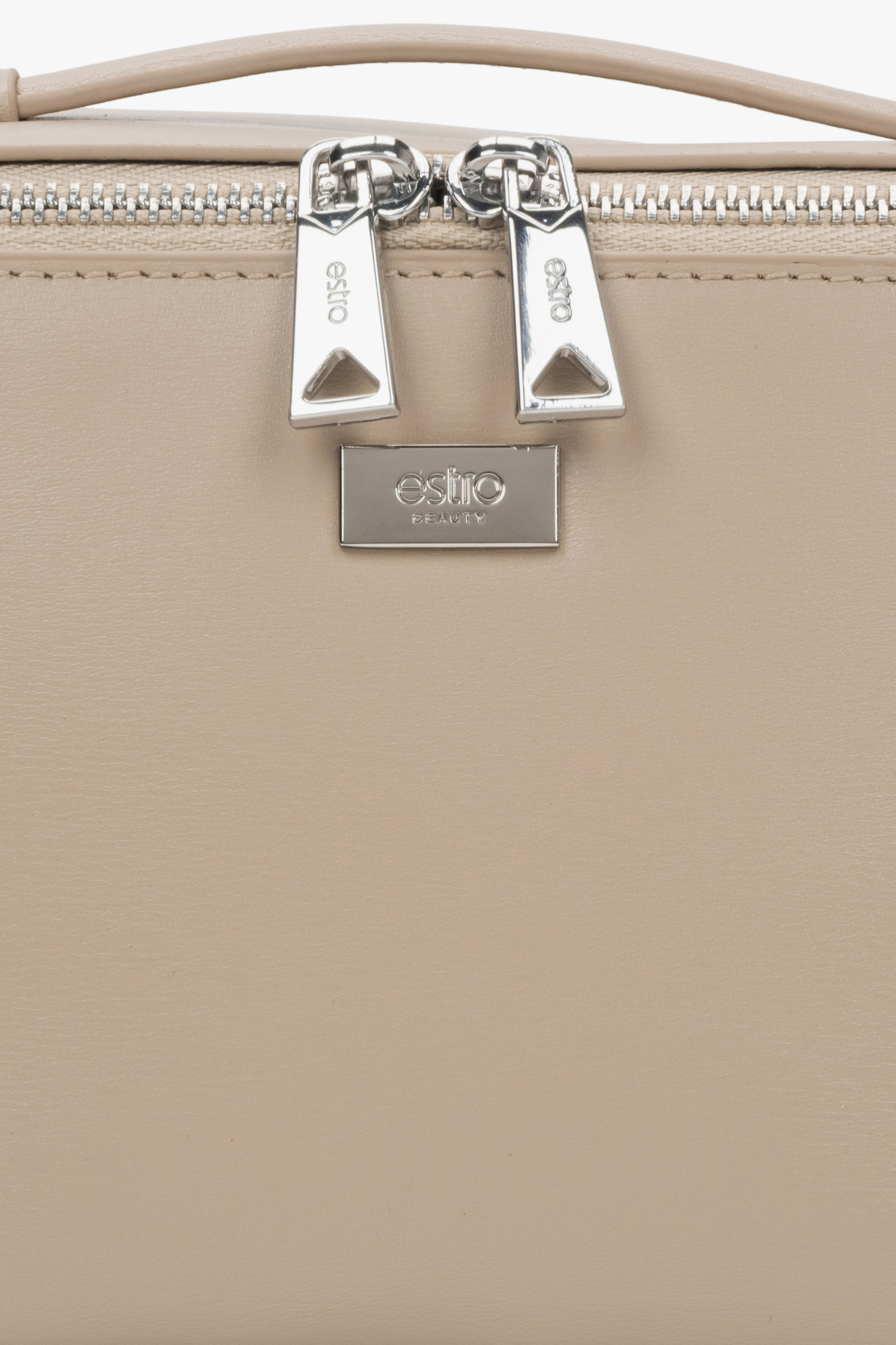 Elegant women's beige and grey leather cosmetic bag from Estro - details.