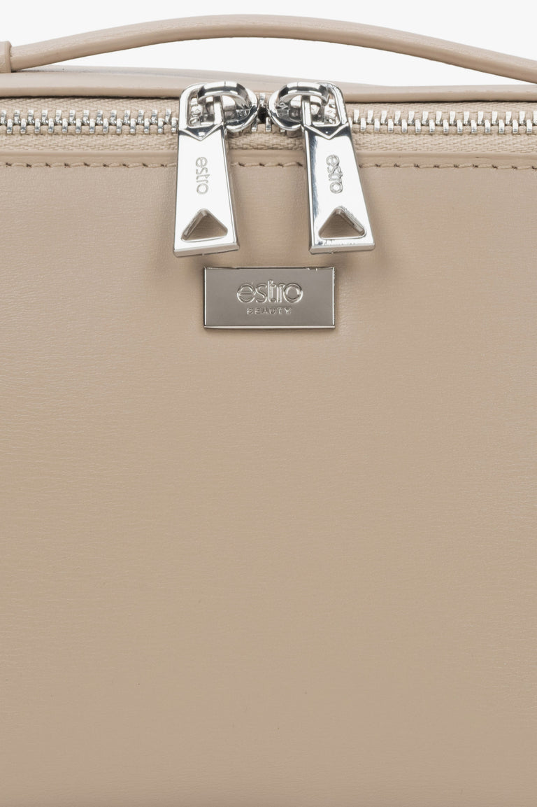 Elegant women's beige and grey leather cosmetic bag from Estro - details.