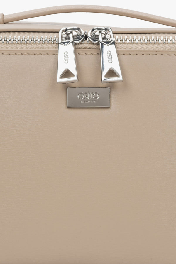 Elegant women's beige and grey leather cosmetic bag from Estro - details.