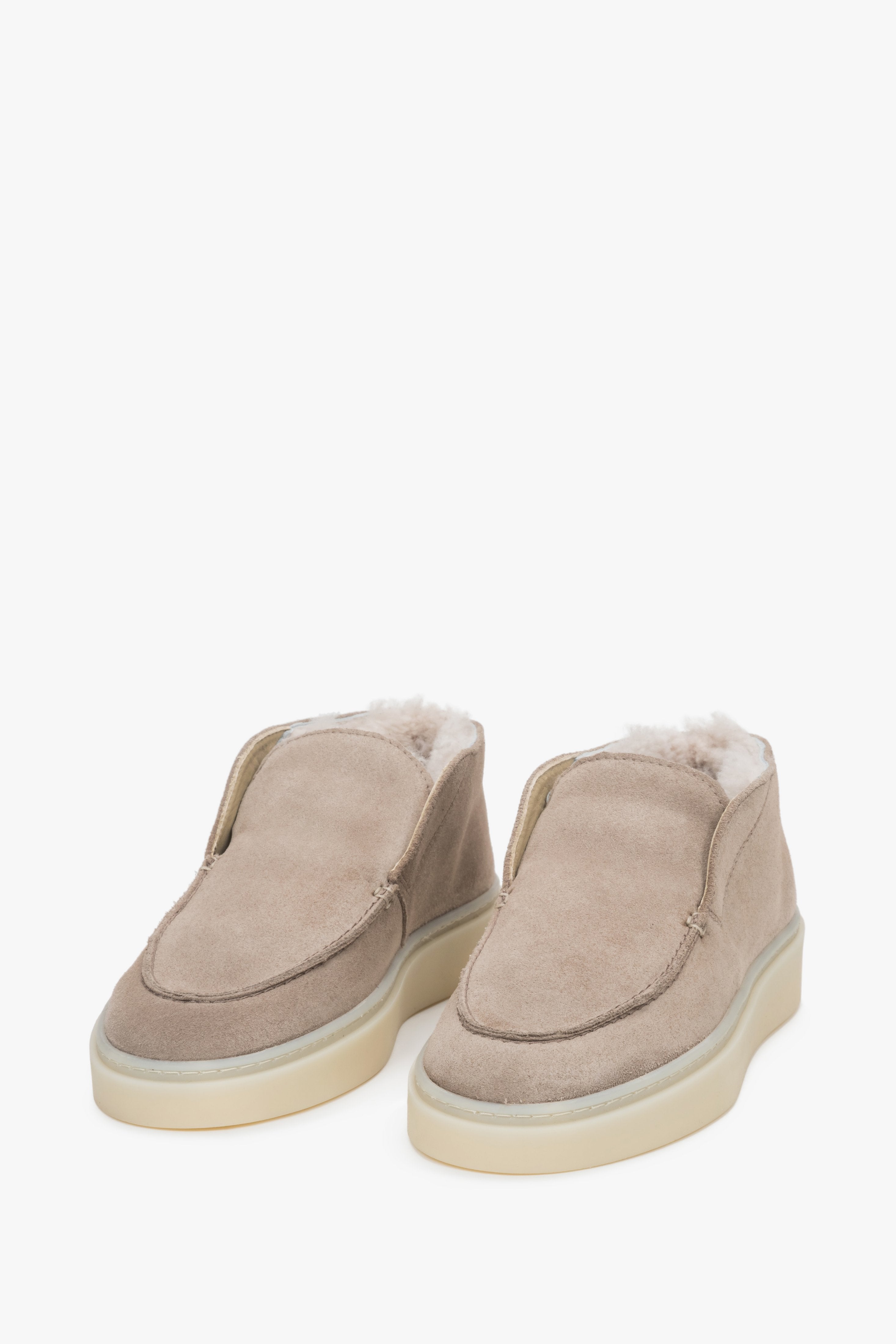 Beige women’s winter loafers made of Italian natural velour with fur Estro ER00118209.