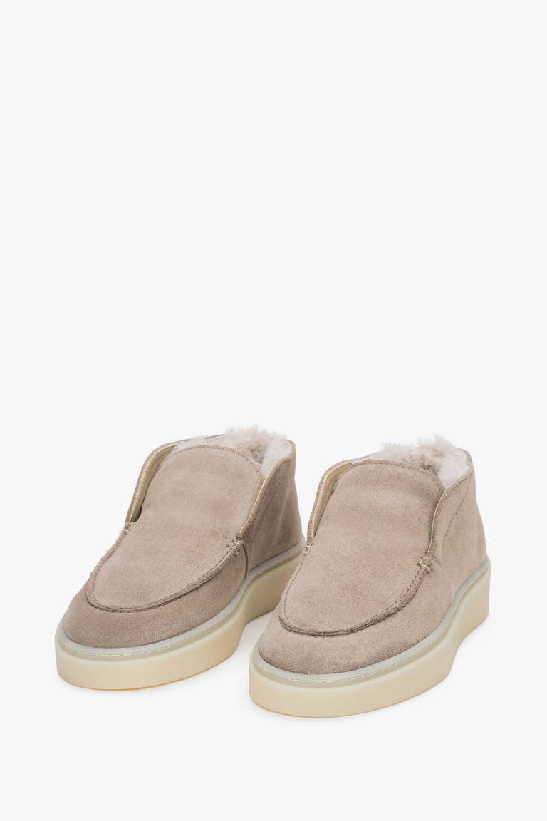 Beige women’s winter loafers made of Italian natural velour with fur Estro ER00118209.