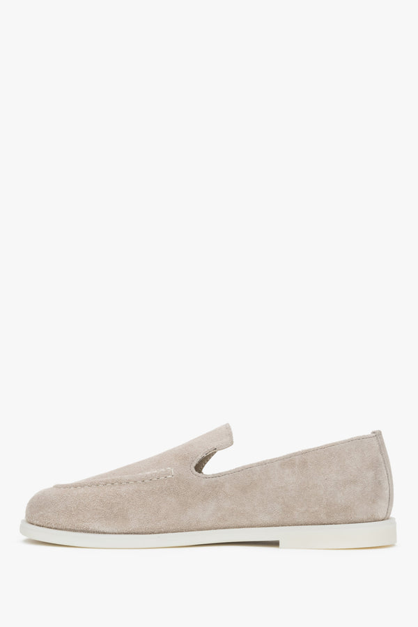 Slip-on women’s loafers in beige velour with a flat, flexible TR sole.