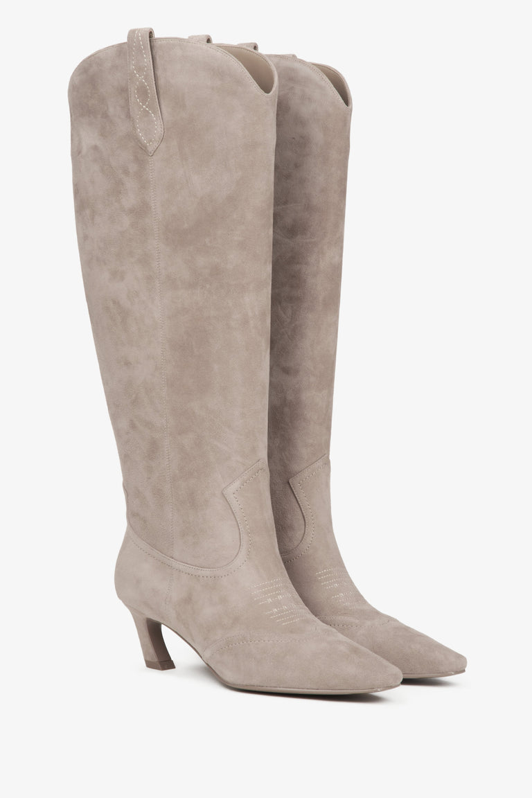 Beige cowboy boots for women in natural suede, featuring a tall shaft by Estro.