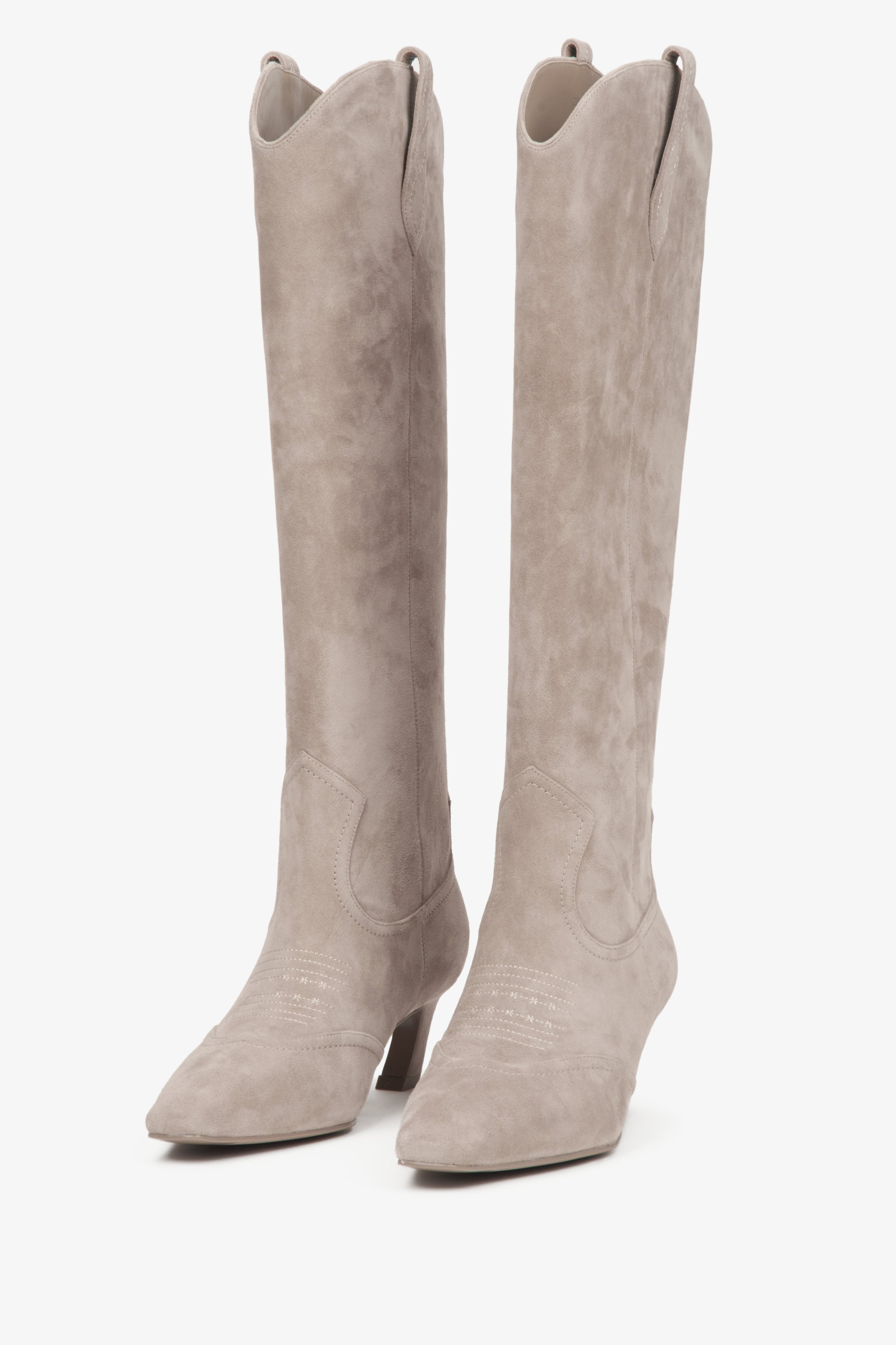 Estro's women's cowboy boots in beige natural suede with an elegant high shaft.