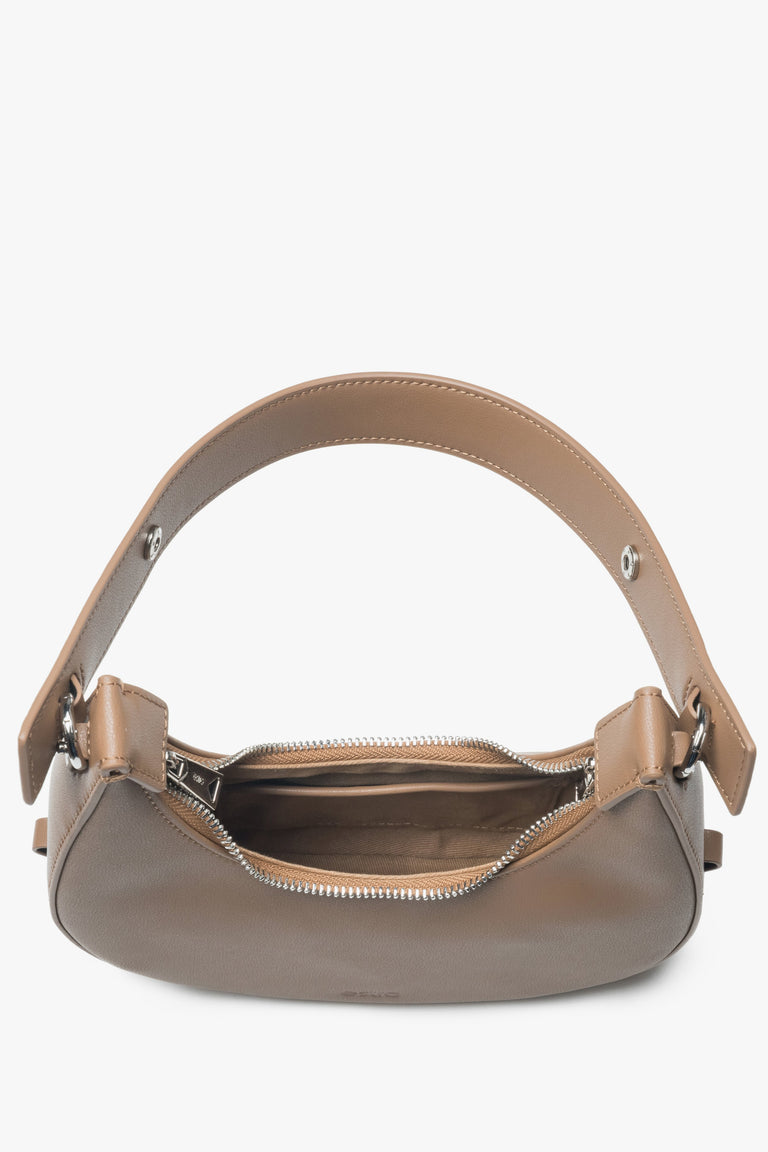 Elegant women's handbag in a crescent shape, beige, by Estro - a close-up on the main compartment.