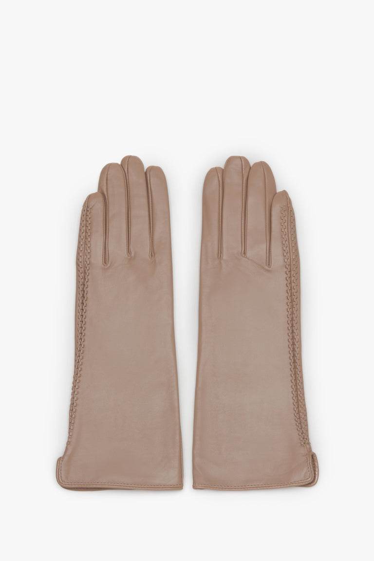 Women's gloves Estro, beige, made of genuine leather with decorative stitching.