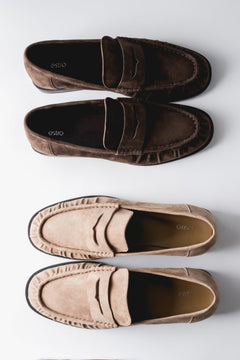 Velour loafers Estro with decorative stitching - comparison of available colors.