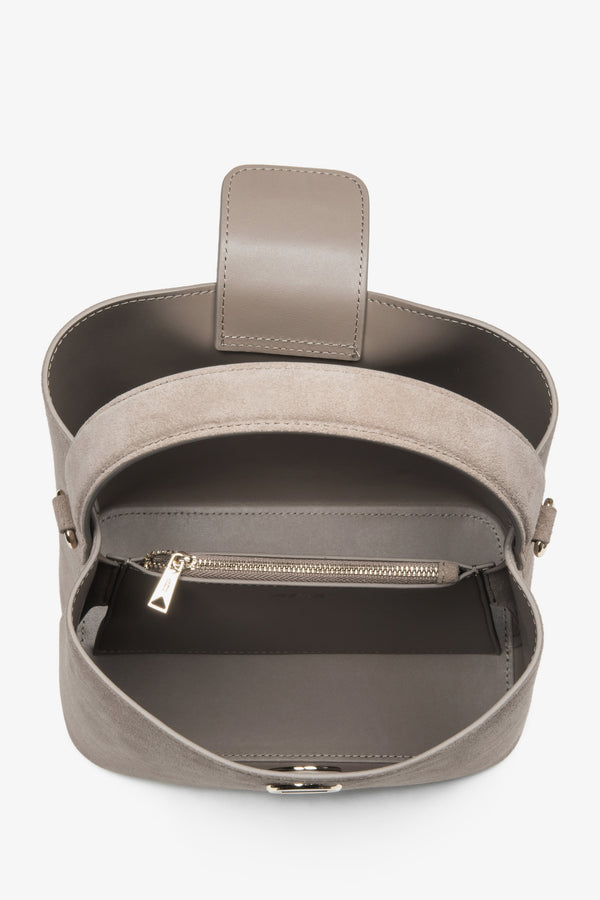 Natural velour women’s beige handheld bag Estro.
