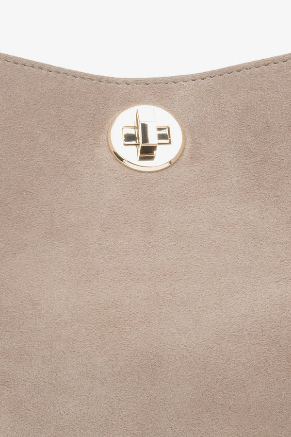 Beige women’s Estro handheld bag made of natural velour.