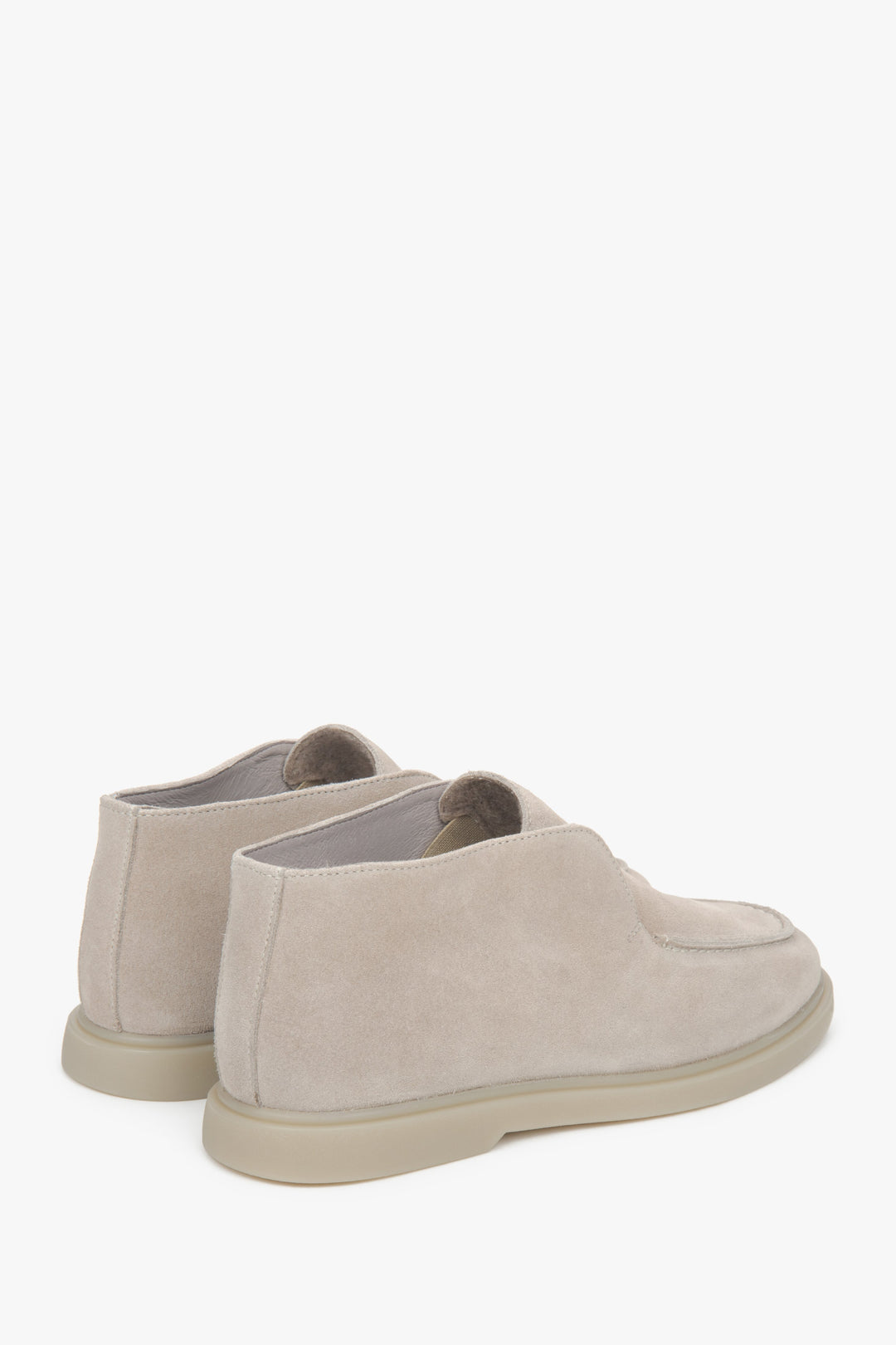 Stylish and comfortable beige women’s loafers by Estro, set on a high sole and made from Italian suede leather.