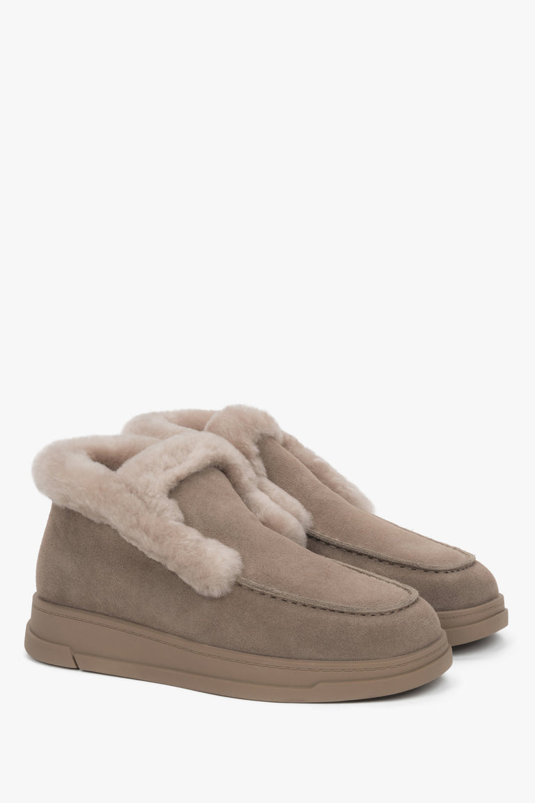 Women’s beige high-top loafers in natural velour with warm fur lining.
