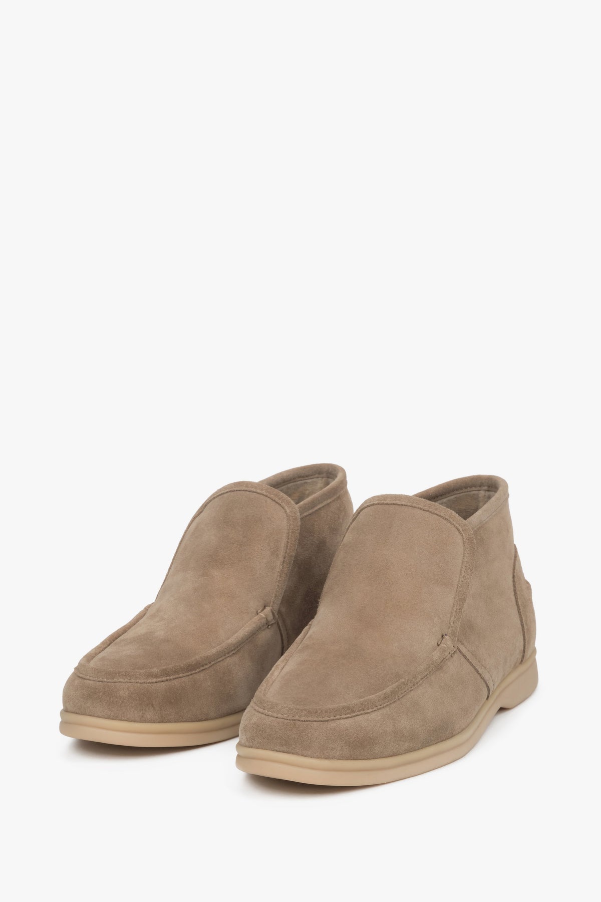 Elegant beige velour loafers with flannel lining for added comfort and warmth.