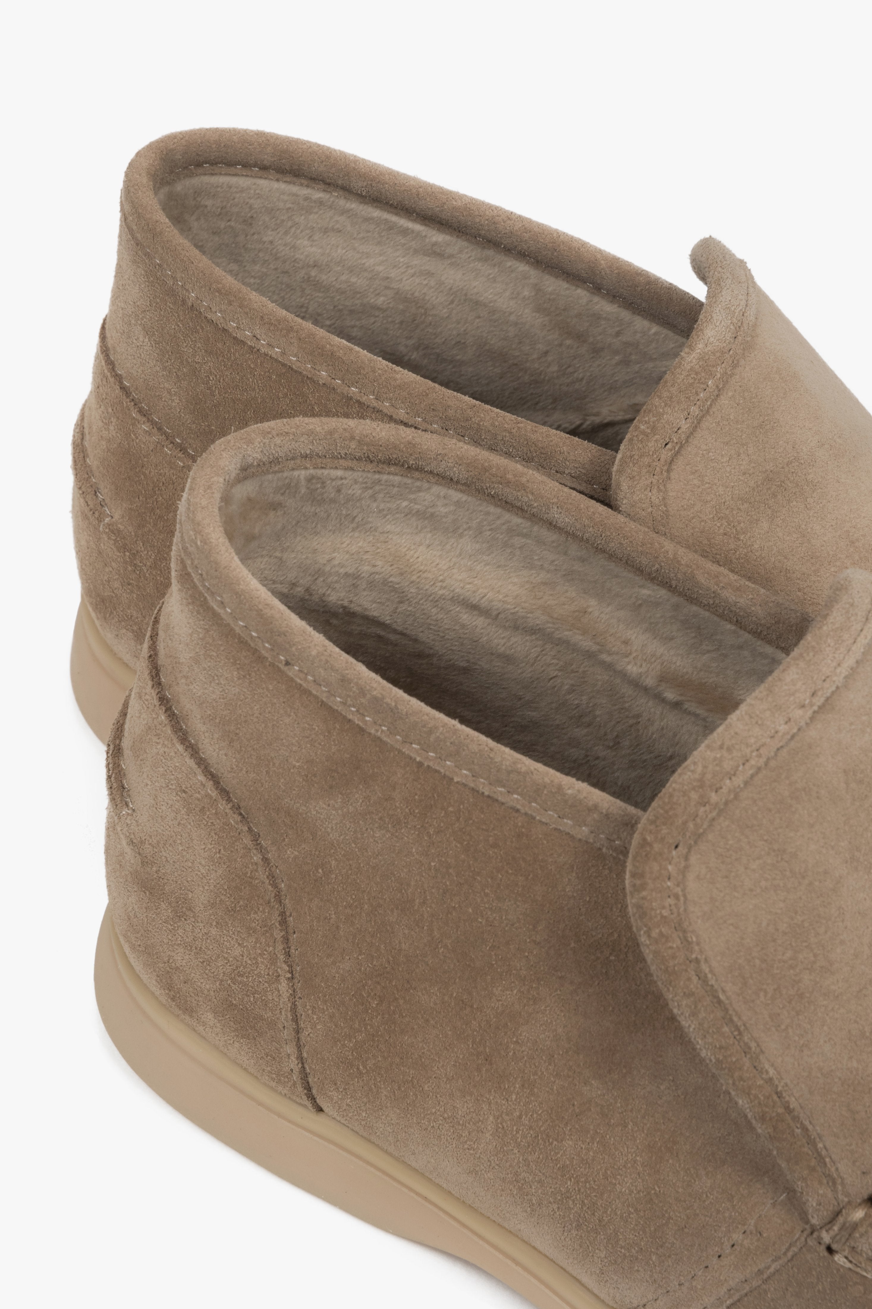 Classic women’s loafers in natural velour, combining softness, light warmth, and timeless design.