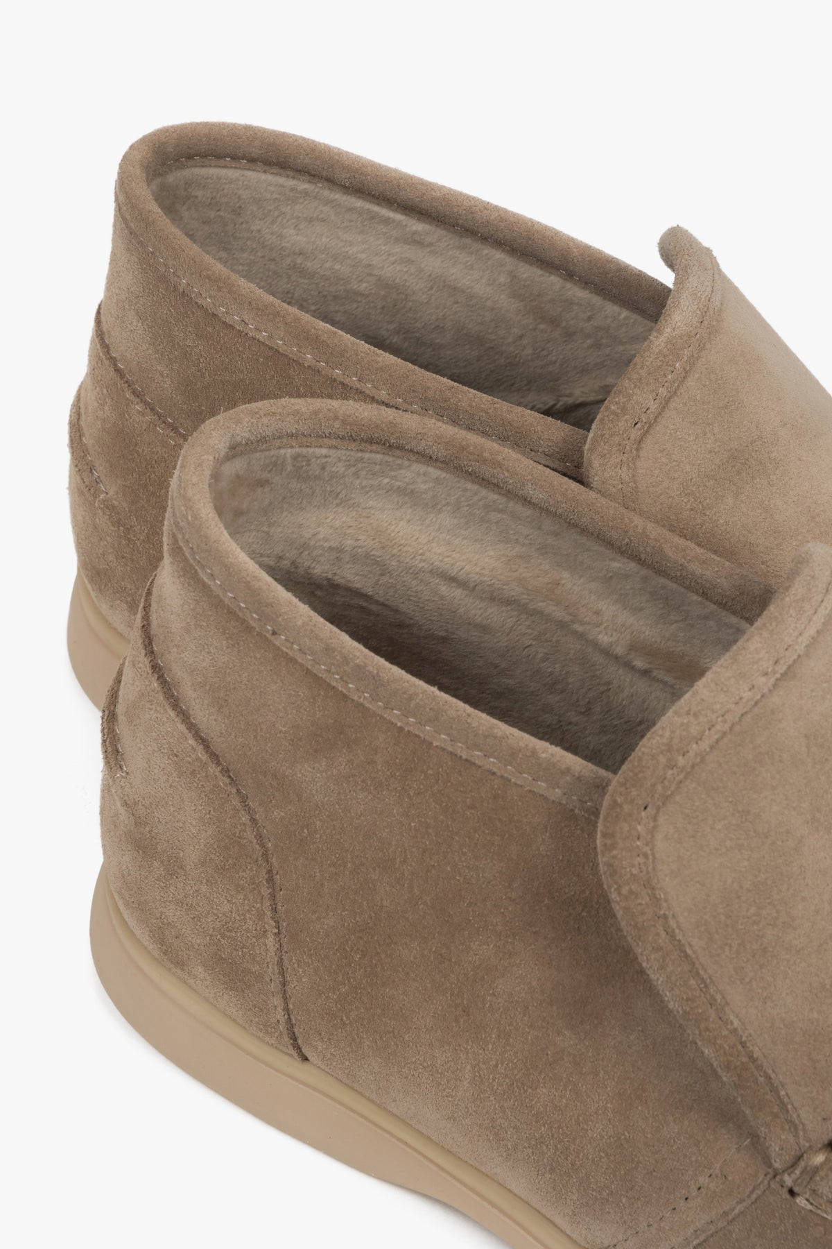 Classic women’s loafers in natural velour, combining softness, light warmth, and timeless design.