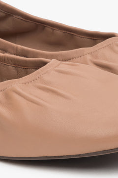 Women's comfort ballerina shoes in beige leather by Estro - details.