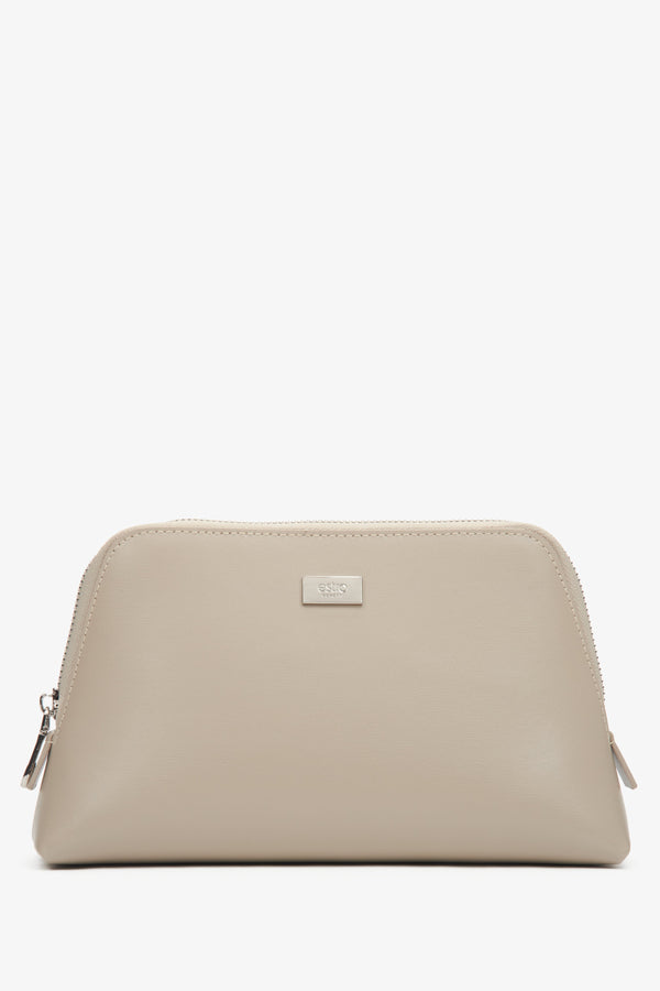 Women's beige leather makeup bag by Estro.