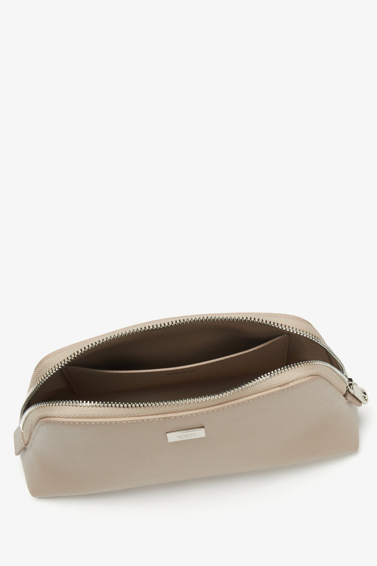 Women's makeup bag in beige leather from Estro.