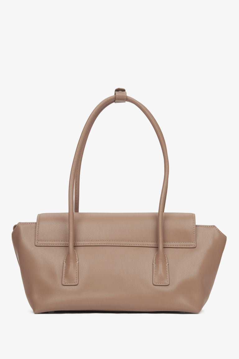 Estro's women's beige leather shoulder bag, crafted with long handles for a sophisticated touch.