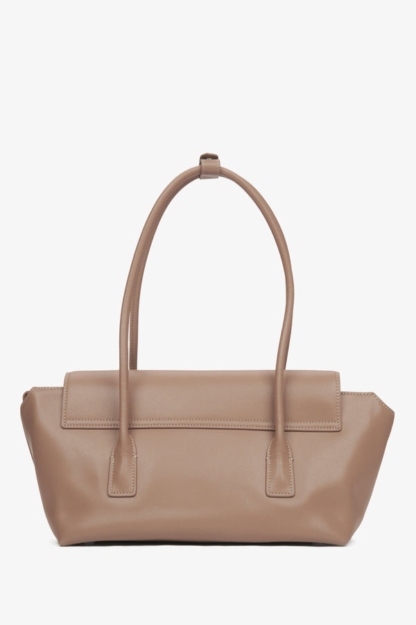 Estro's women's beige leather shoulder bag, crafted with long handles for a sophisticated touch.