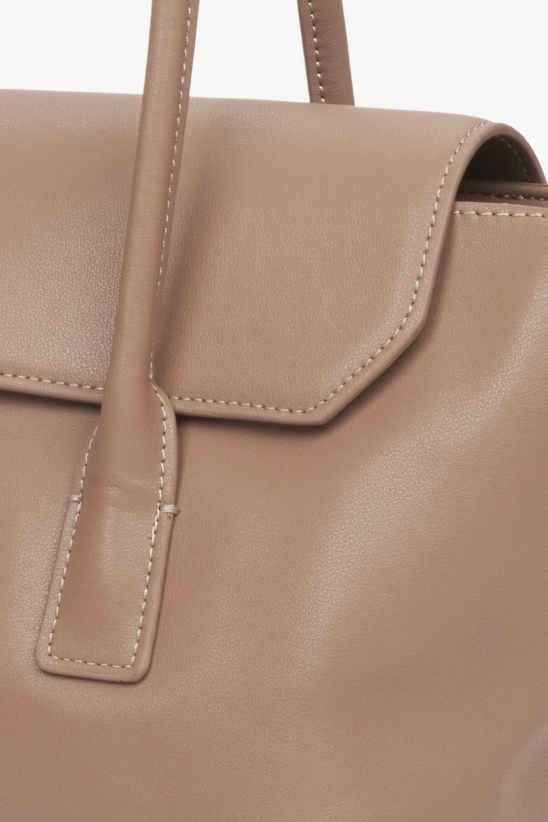 Stylish women's beige shoulder bag in leather, complete with long handles, by Estro - details.