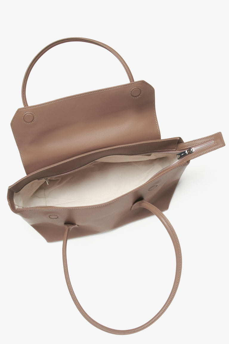 Women's beige leather shoulder bag, designed by Estro, with sleek and practical long handles.