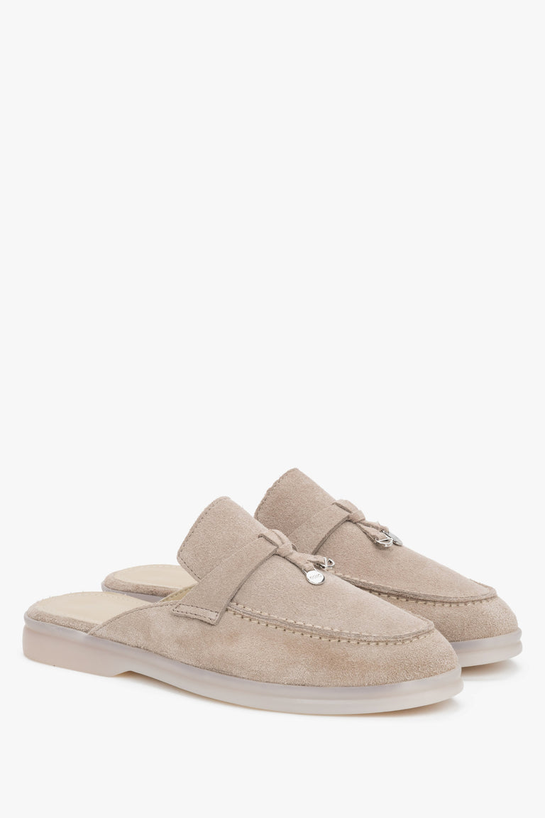 Beige women’s mules made of soft premium Italian natural velour.
