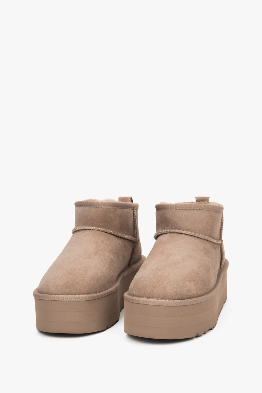  Women’s beige platform snow boots made of genuine velour with a fur lining by Estro.